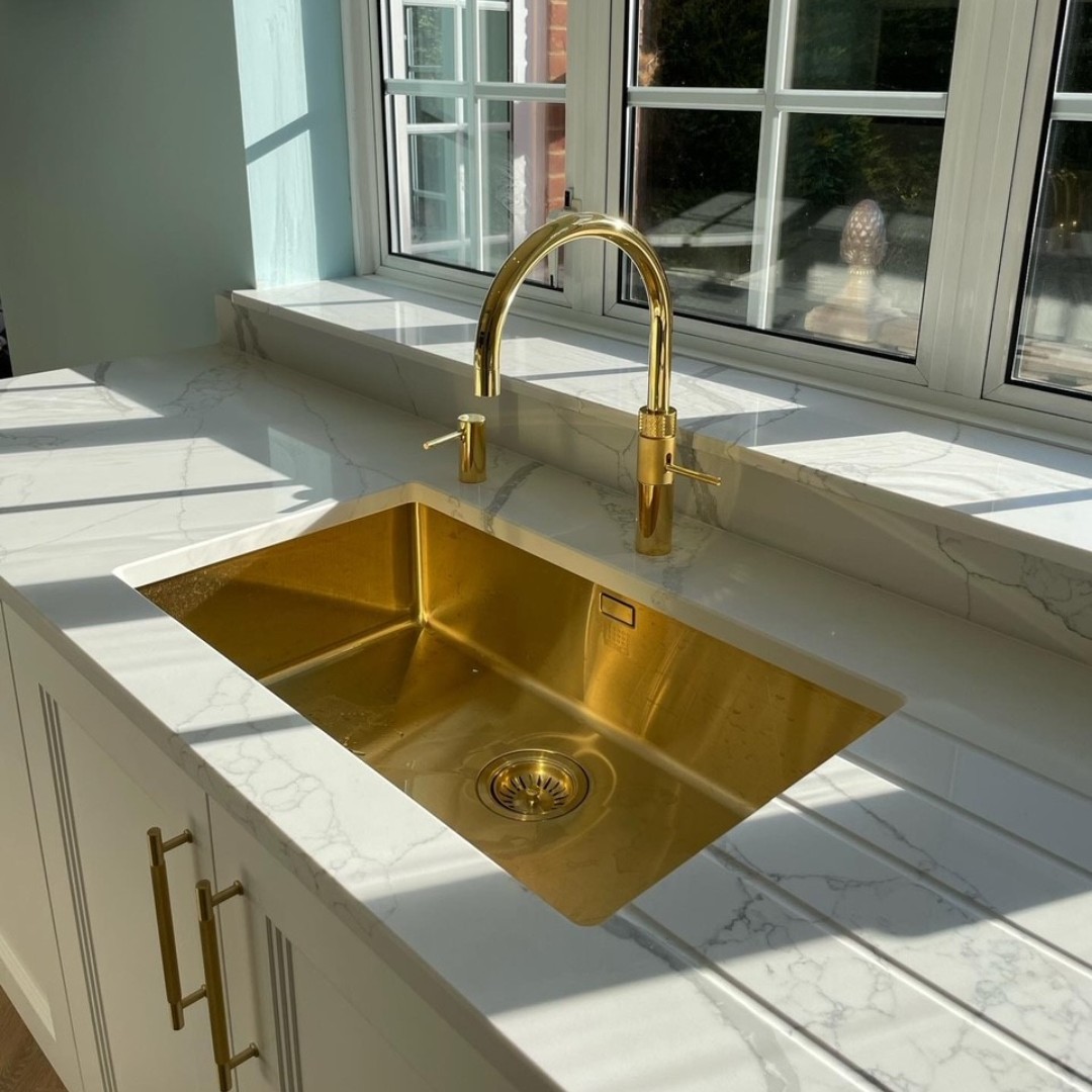 The Zen15 PVD range offers a variety of options when it comes to bowl sizes and sink finishes👌

The ZENUNO15 PVD 700U sink in Gold Brass looks stunning pictured as part of a project by @GBKI_Kitchens 👏😍

💻: the1810company.co.uk/zen15-pvd-range

#The1810Company #Sinks #Taps #KitchenDesign