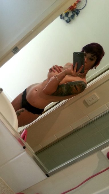 I have 766 Pictures and 119 videos from the time before I did porn. Just nudes I used to send out to