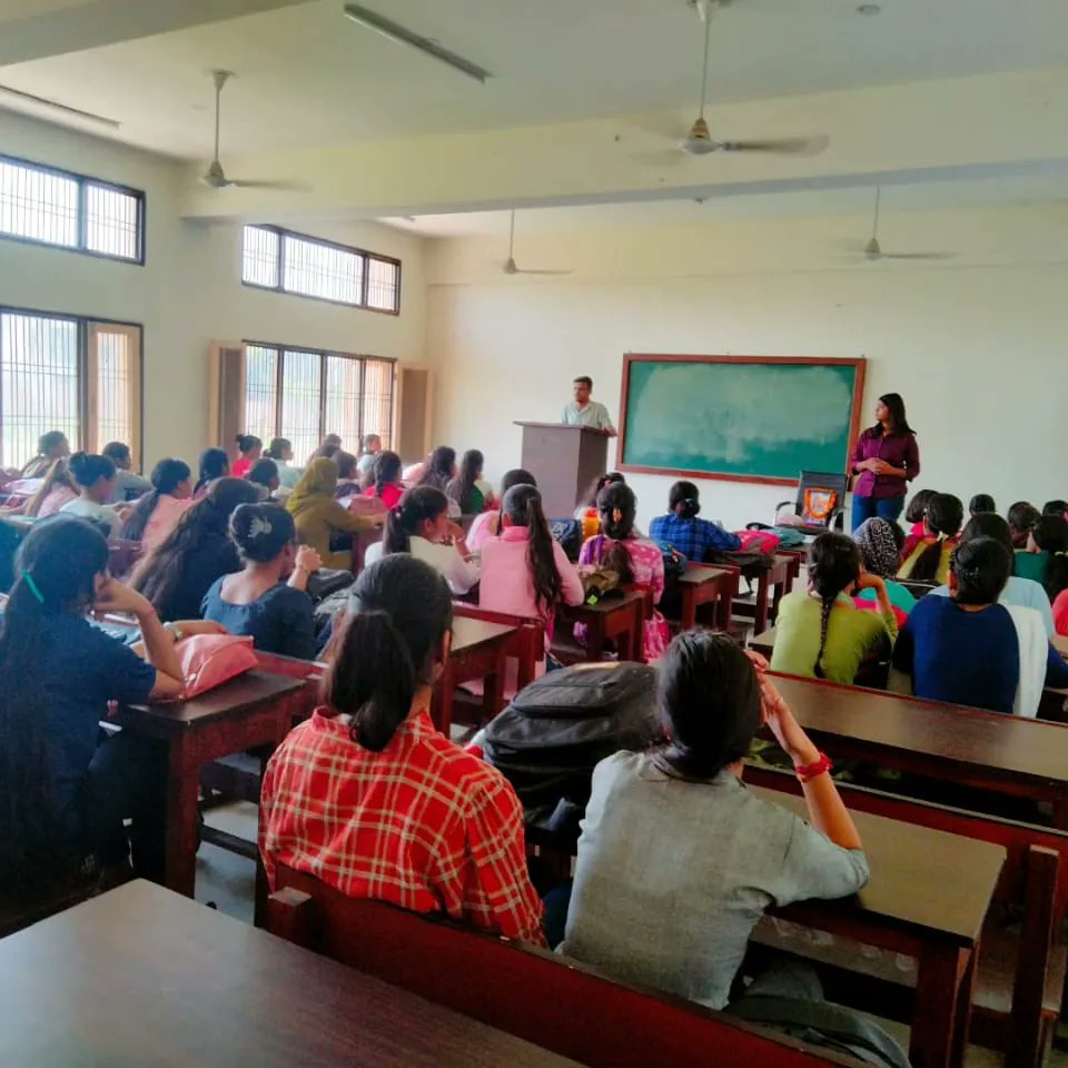 Abvpfaridabad09's tweet photo. अखिल भारतीय विद्यार्थी परिषद फरीदाबाद जिला  इकाई द्वारा रानी दुर्गावती जयंती पर  सुषमा स्वराज कन्या महाविद्यालय मे सांगोष्ठ  एवं  पुष्पांजलि अर्पित की 
#joinabvp #abvphr https://t.co/K5ugpq2ZqE