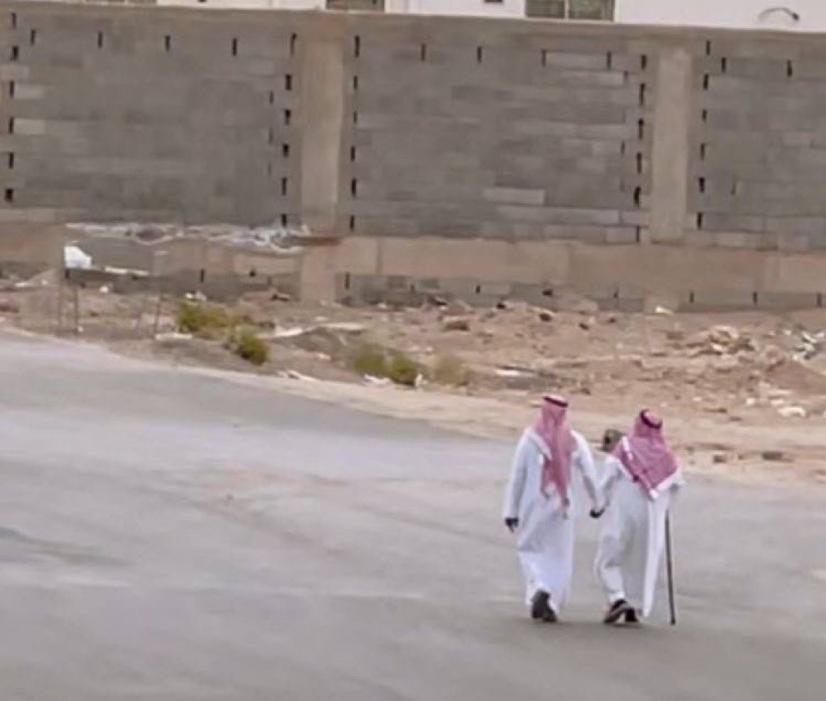 _mo6n_'s tweet photo. "ويكفيني من الدنيا ولو ما القى كثير اصحاب 
صديقٍ يوجعه جرحي وانا توجعني جروحه". https://t.co/ghcJXi4Np2