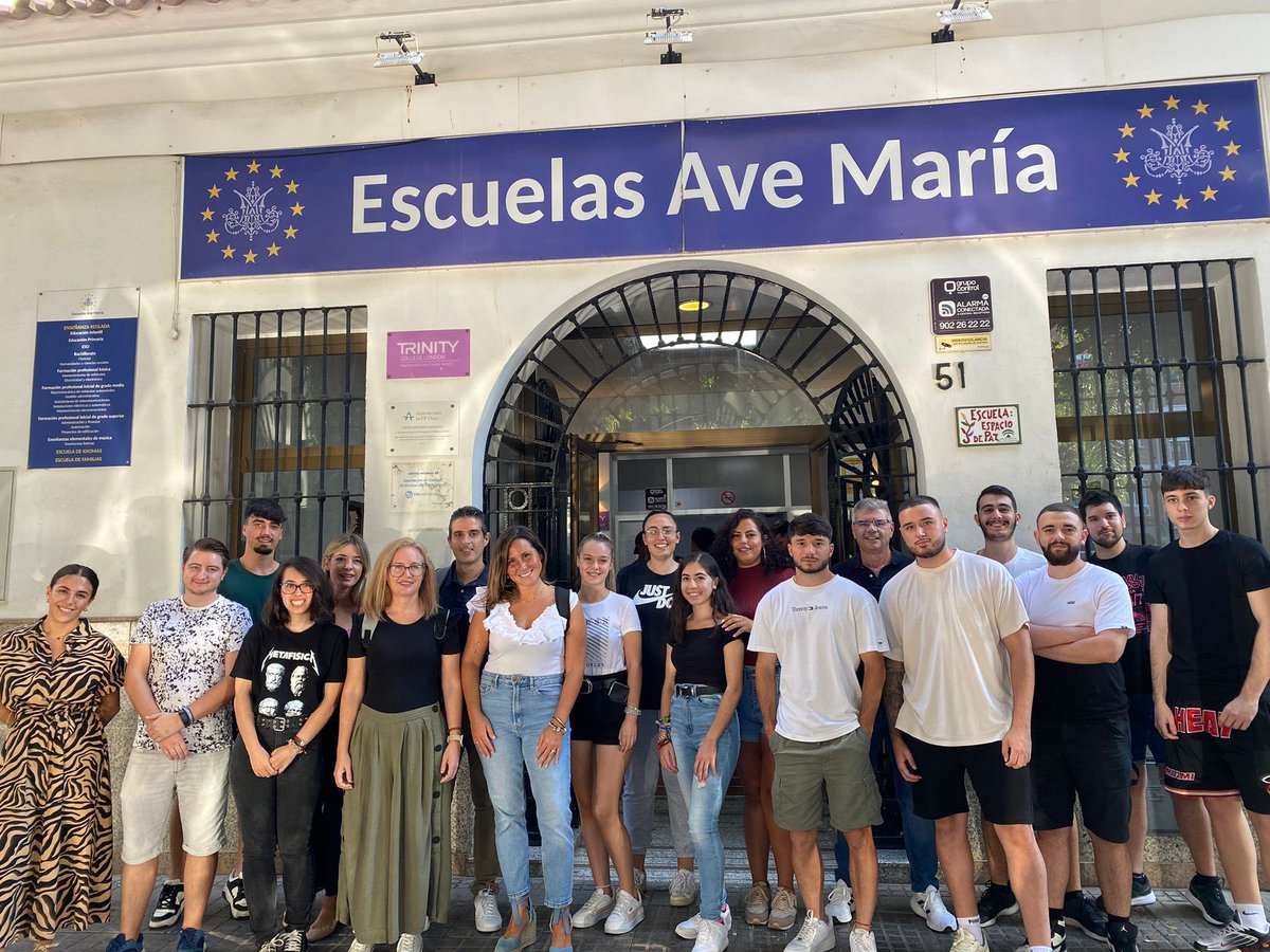 avemariamalaga's tweet photo. Nueva sesión correspondiente al Ciclo de Masterclass ofrecidas por la empresa OPPLUS, esta vez acerca de Valores, Mercados y Productos Financieros.
Un lujo poder contar con gente tan entregada y tan generosa.
¡Enhorabuena a Sara, Maria y Curro por su exposición!👏🏻📚
#OPPLUS https://t.co/RrBoxhPQVq