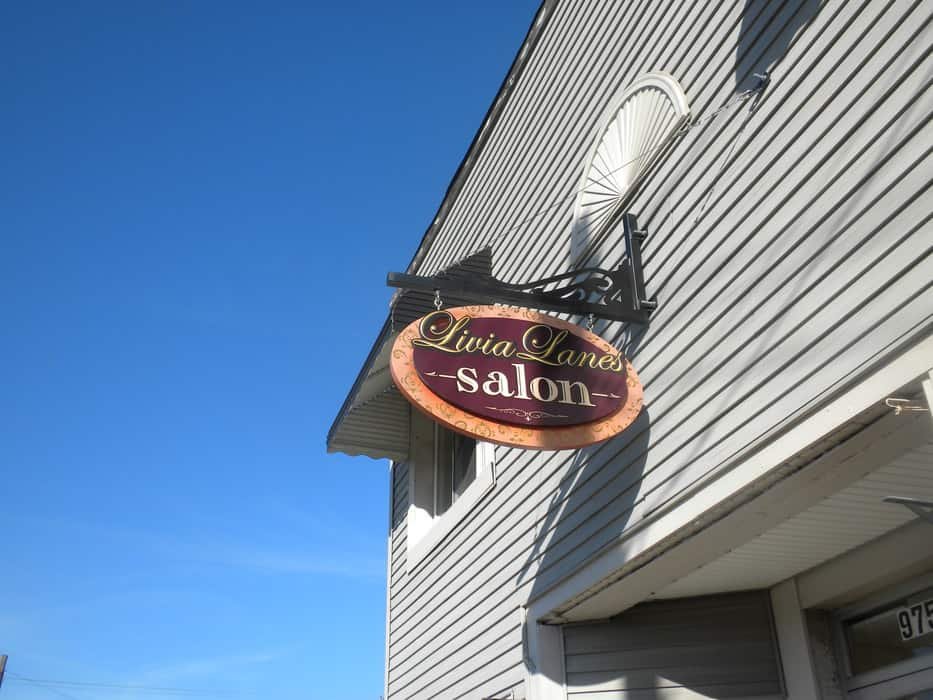 EasySignOhio's tweet photo. Hanging signage is a great way to attract attention and promote your business. At Easy Sign, we offer a wide variety of custom hanging signs to choose from, so you can find the perfect one to fit your needs.#hangingsgns #customsigns #signage #supportsmallbusiness #retailsignage https://t.co/EHanl6PovT