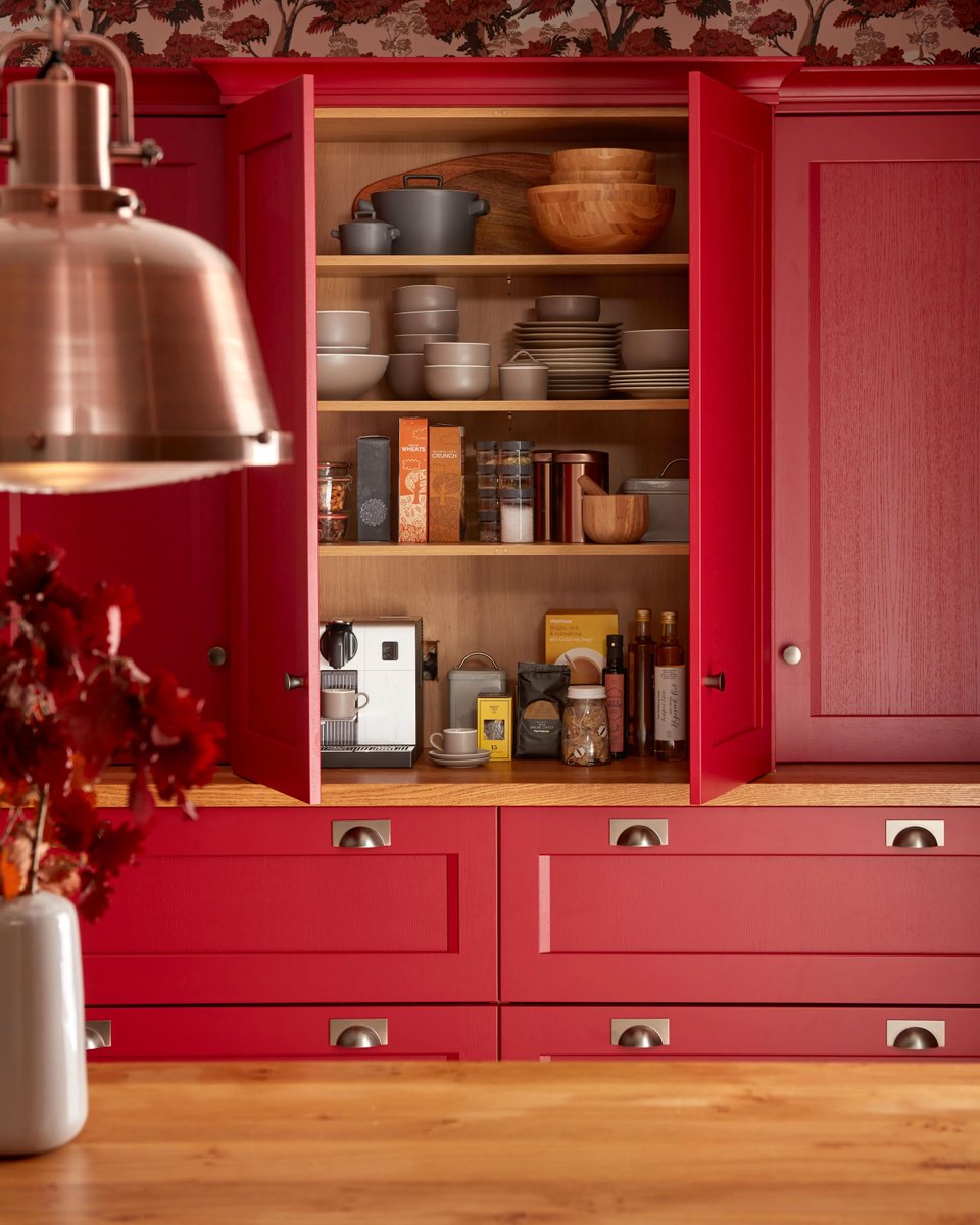 LtdEarth's tweet photo. Wow wow wow!

Here, we showcase a fresher, sharper take on the traditional shaker form. The Kew shaker style is an elegantly designed kitchen which has a modern twist on the traditional shaker. This kitchen is shown in English Red and certainly is unmissable! https://t.co/WSjSfZh2Io