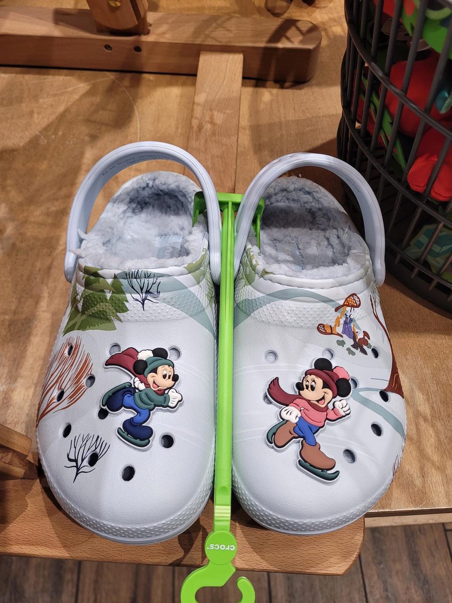 ShopMouseToGo's tweet image. There is a huge new collection of holiday clothing, accessories, and ornaments at Walt Disney World! 

It might be a little early to hang the lights and deck the halls, but you can start getting ready the festive season with these goodies 🎄

Plz msg for ordering