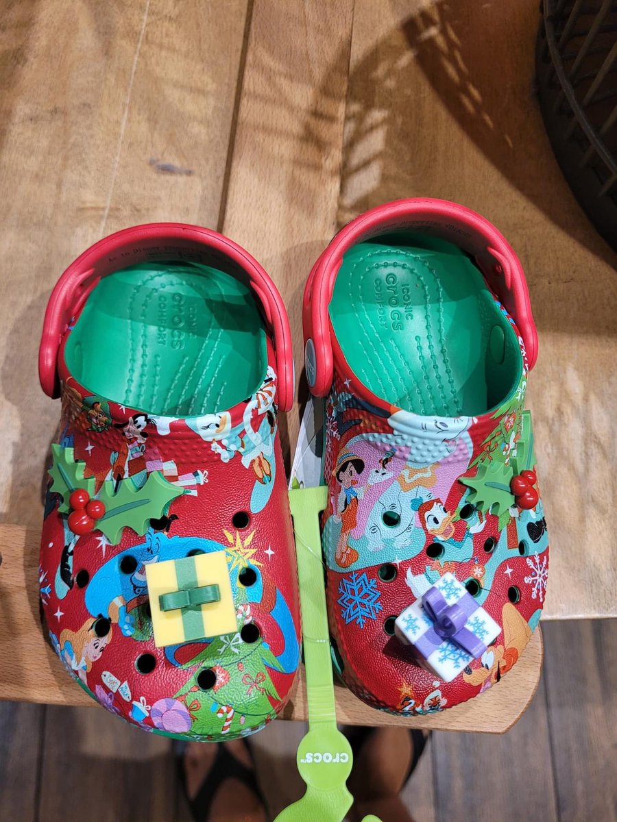 ShopMouseToGo's tweet image. There is a huge new collection of holiday clothing, accessories, and ornaments at Walt Disney World! 

It might be a little early to hang the lights and deck the halls, but you can start getting ready the festive season with these goodies 🎄

Plz msg for ordering