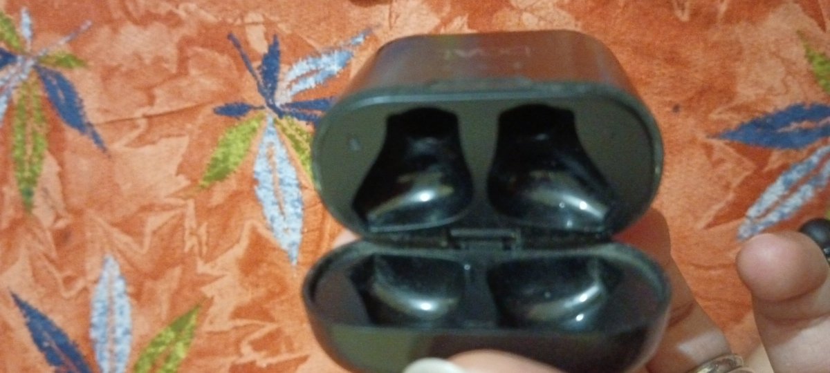 TrishaSing72008's tweet photo. @JioMart_Support have brought 2 boat 131,1 product is missing and 1 product is incomplete with1 airdrop already complained in 15-20 mins, got delivery I asked the delivery person to wait till I opened the box but he wasn't ready for it,You can see the conditions of the product https://t.co/YTo1oRmAE2
