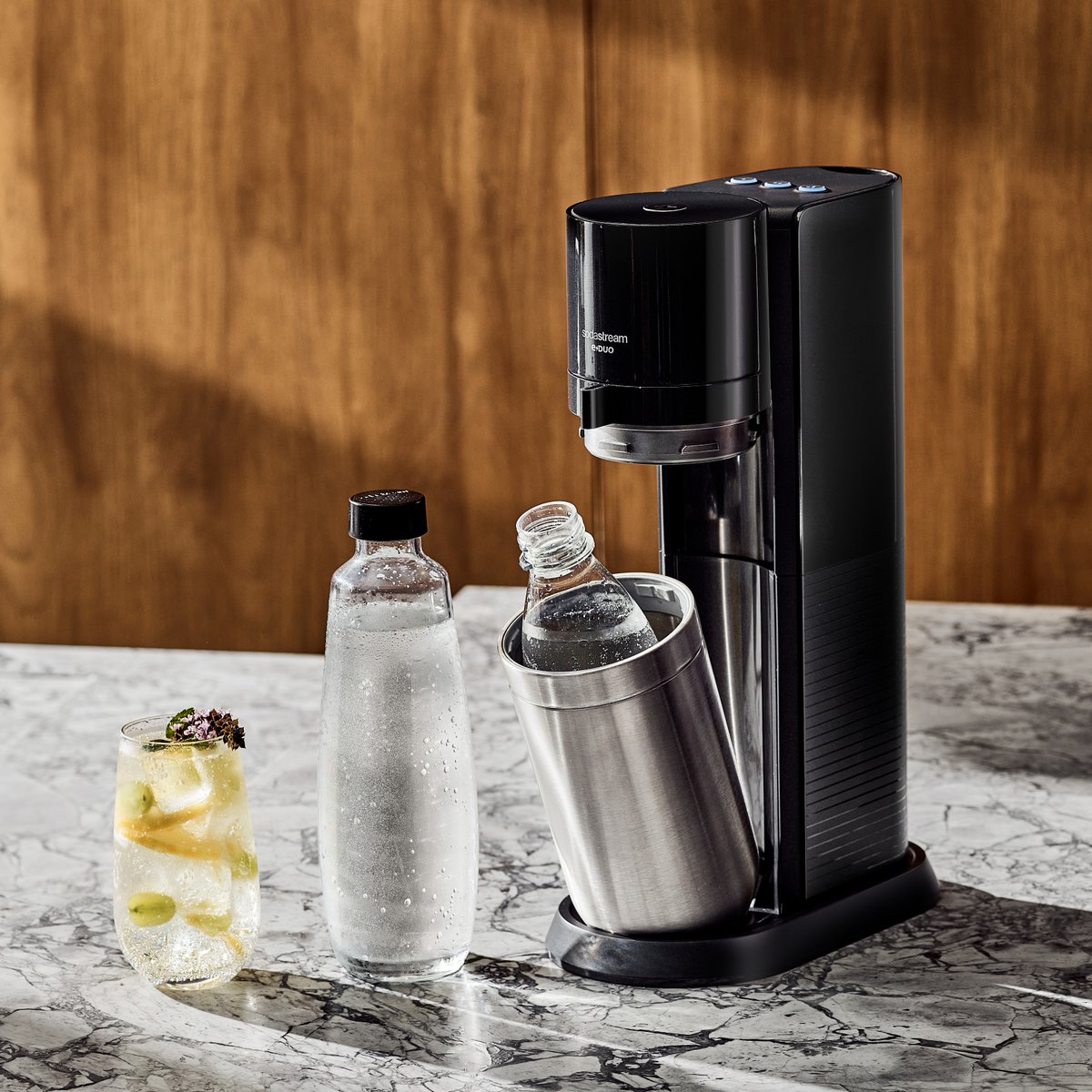Do you use glass bottles at home and plastic on-the-go? The E-Duo is perfect for you! Switch quickly and easily between bottle types with three fizz presets at the push of a button for unparalleled convenience. 🤗 #SodaStream #SparklingWater