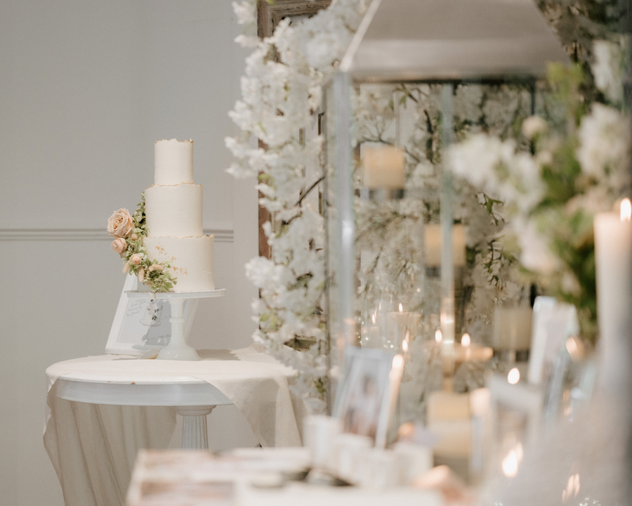 Woodhall_Manor's tweet photo. βMaking memories, one bite at a timeβ
π° @erzuliecakes
π· @laura williams
#woodhallmanor #wedding #weddingvenue #weddinginspiration #suffolkweddingvenue #londonweddingvenue #manorhousewedding #weddingcake https://t.co/WCnjf1rIol