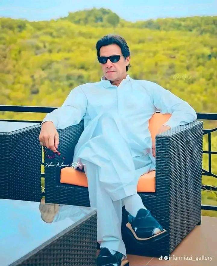 The only reason for the difficulties is that the head is not bowed before the oppressor.  Imran Khan.
@TeamiPians
#HappyBirthdayImranKhan
#قوم_کا_یقین_عمران_خان
#سالگرہ_مبارک_عمران_احمد_خان