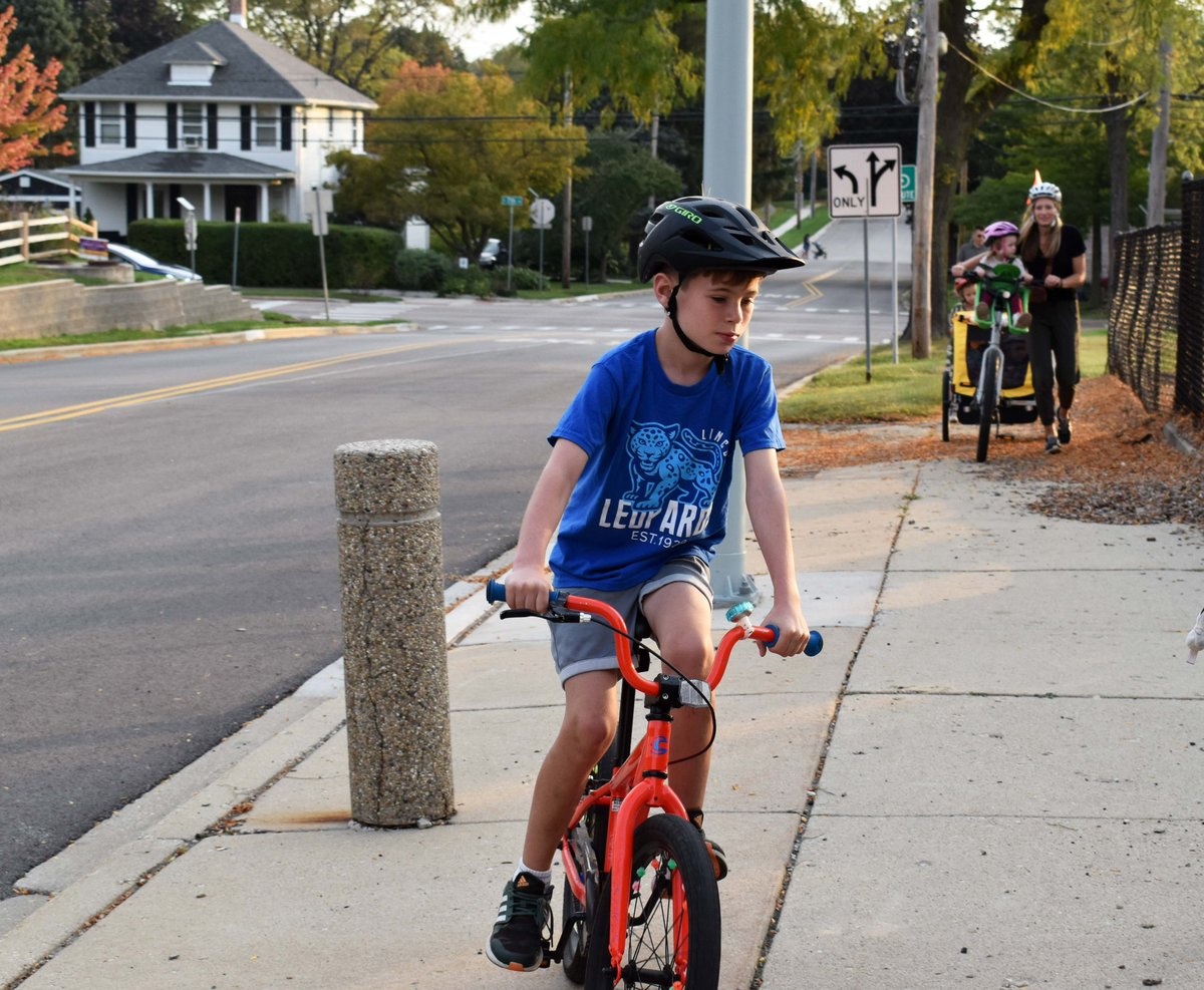 <a href="/LincolnD303/">Lincoln Elementary</a> rocked the national <a href="/walkrollschool/">Walk, Bike & Roll to School</a> day yesterday with our unbelievably supportive families and our special guest Mayor Lora Vitek from <a href="/cityofStCharles/">City of St. Charles, IL</a>!  Thank you all for joining!