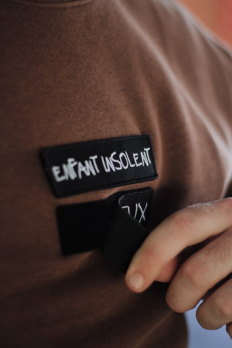 __vingtdeux__'s tweet photo. @ItsNameJr https://t.co/IPkJI3kiom 

La particularité de la marque est son système de patchs, interchangeables qui s'adaptent à nos différents vêtements. Et bien sûr à sa qualité! 💫🏴 https://t.co/PcuwJHmryV