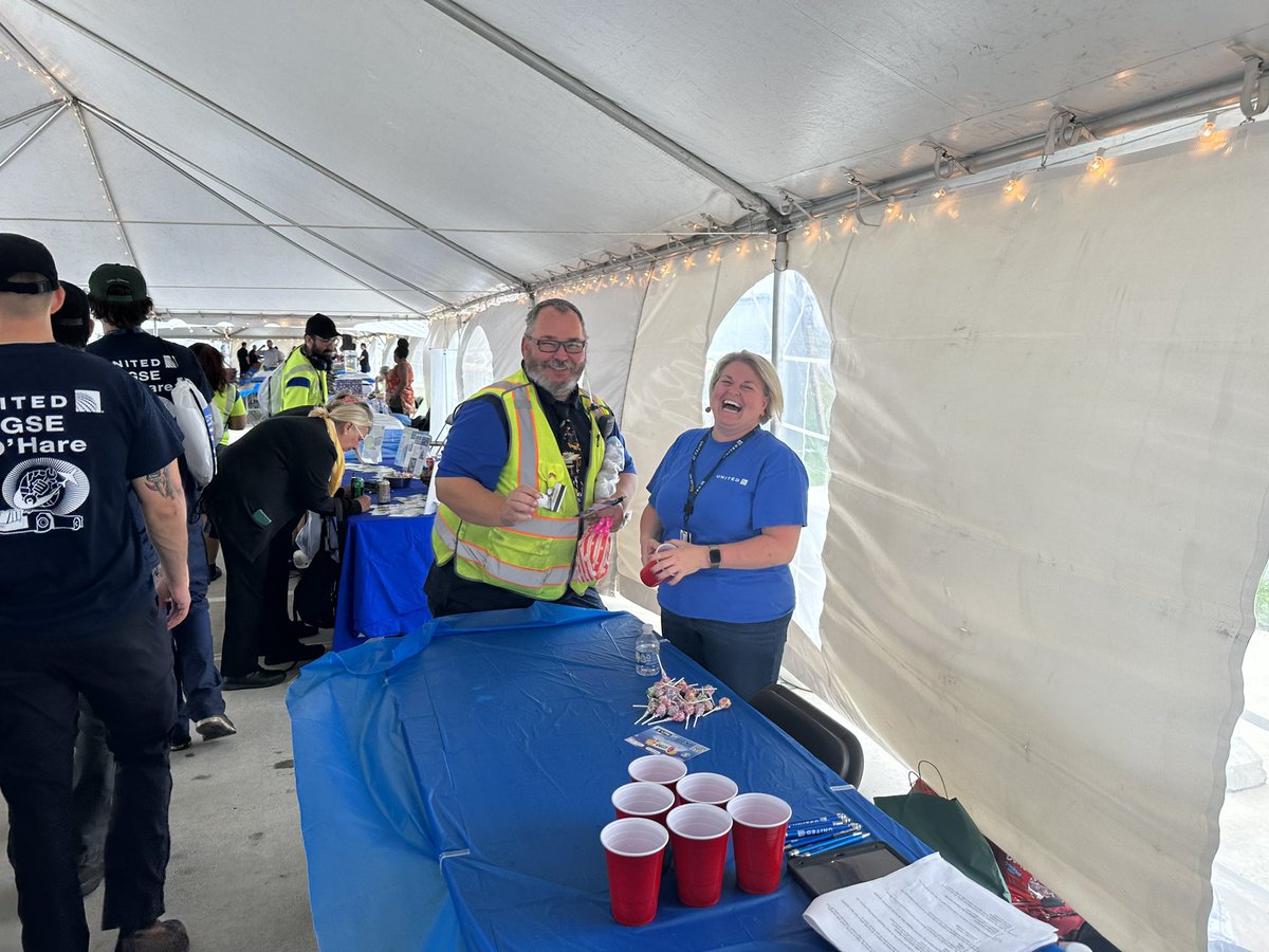 kurtifly's tweet photo. Great day at the ORD Safety Fair and 🍔 Burn. #GoodLeadsTheWay #NoSmallRolesInSafety #beingUnited #WhyILoveAO @david_a_overall @AOSafetyUAL https://t.co/yOTZ48XtJA