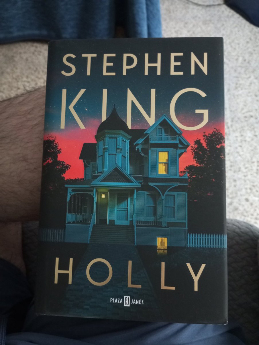Joaquinjag's tweet photo. Comenzando una nueva aventura... #Holly @StephenKing . https://t.co/pVOoXEOmP1
