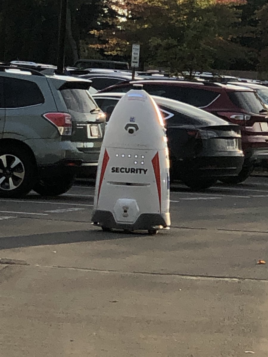 royo_Is's tweet photo. I went to a hospital parking lot. A security robot was walking… ある病院の駐車場へ行ったら、警備のロボットが歩いていました。 https://t.co/yZpxbEXF9N