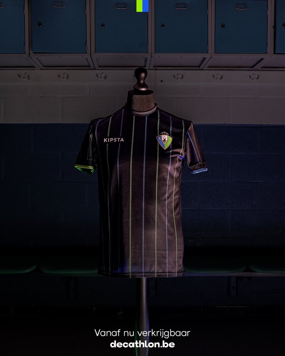 Een must-have voor de voetbalfan met een blauw-wit-groen hart of een voorliefde voor onze voorzitters. 

Dit zwarte shirt met blauw-groene verwijzing naar stamnummer 37 staat symbool voor de intrede van een nieuw tijdperk. 

Een collector’s item in wording.