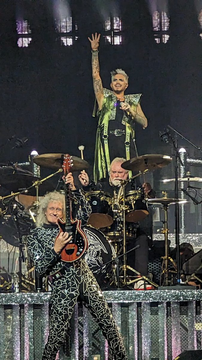 TheRealDuckBert's tweet photo. 👑 FACT: Queen + Adam Lambert are the GREATEST. BAND. ON. EARTH...periodt! 💜 #AdamLambert #BrianMay #RogerTaylor #Queen #QAL #Baltimore #Night1 #RhapsodyTour
🎥👇👇👇
https://t.co/HOVGUxFPFB
(📸 sarah_rugg IGS) https://t.co/SGZePfHr5c