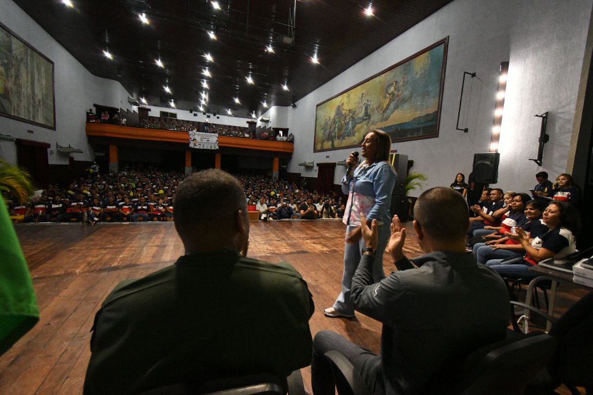 SoyPsuvBarinas's tweet photo. #Noticia | Realizado Encuentro con Estructuras Estadales, Municipales y Parroquiales del Centro de Desarrollo de la Calidad Educativa en #Barinas

https://t.co/UW7s33CbuB

#5Oct
#PsuvBarinas
#DefendamosLoNuestro https://t.co/xIVB4L9ibX