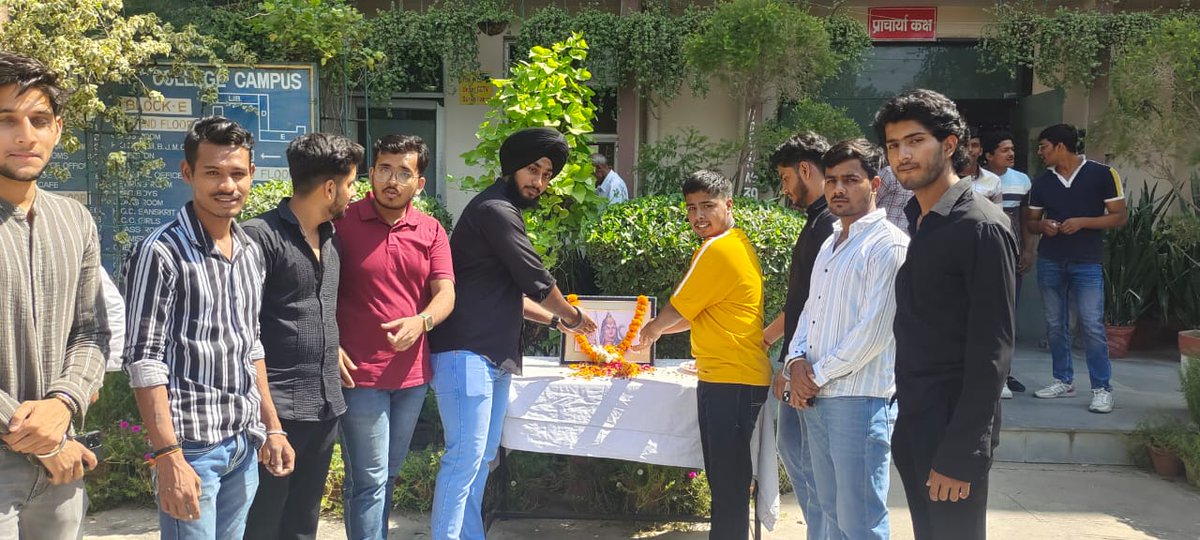 gaytri_rathaur's tweet photo. अखिल भारतीय ���िद्यार्थी परिषद NIT नगर इकाई द्वारा रानी दुर्गावती जयंती पर DAV शताब्दी कॉलेज मे पुष्पांजलि अर्पित की 
#joinabvp #abvphr https://t.co/3JnpM6sZyH