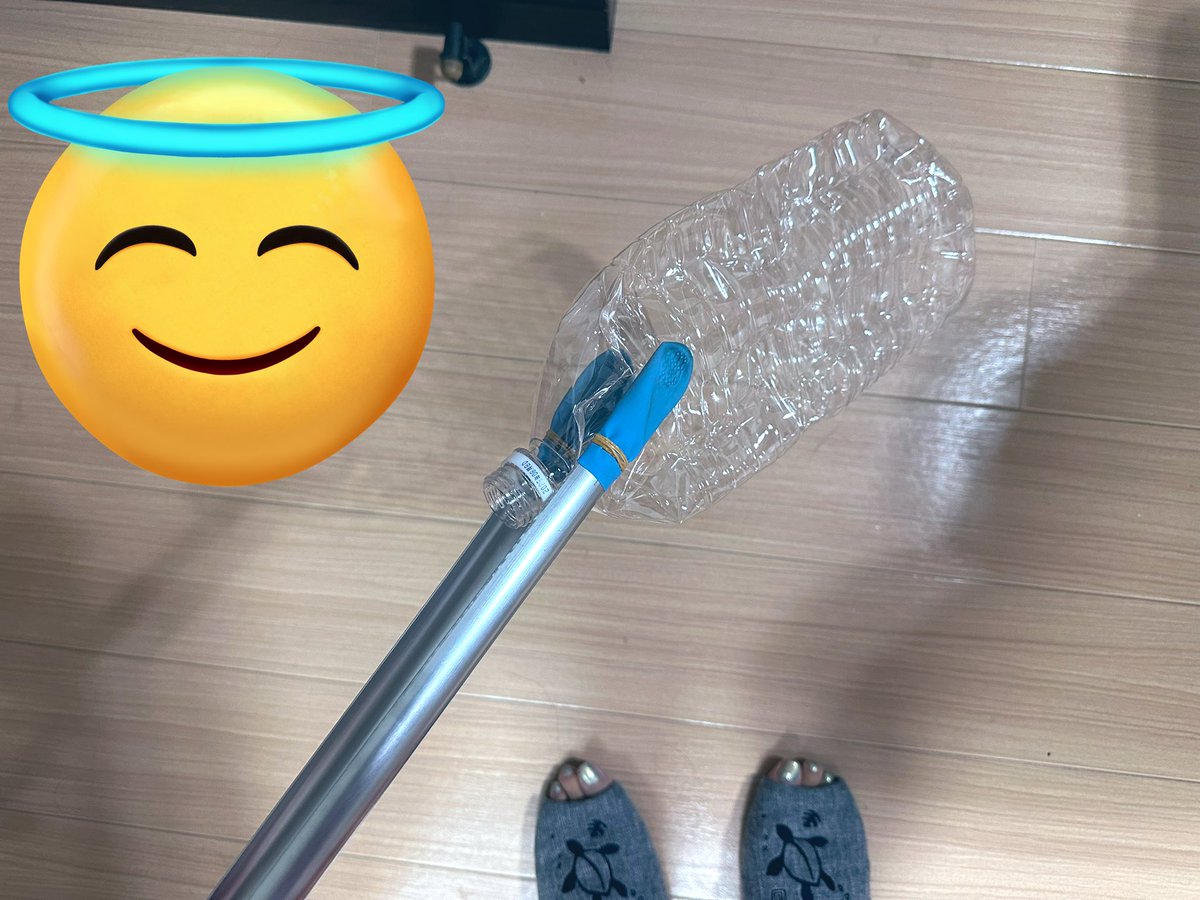 rev_staff's tweet photo. 天才的な発明かと思って🥺

100均のトングに
死んだゴム手袋の指をはめてあげると
潰したペットボトル拾うのが超絶楽になった件🥹✨

シリコン付きのロングトングは1500-2000円くらいして驚いたんでとりあえずDIY🔨 https://t.co/o84ZKDdiHW