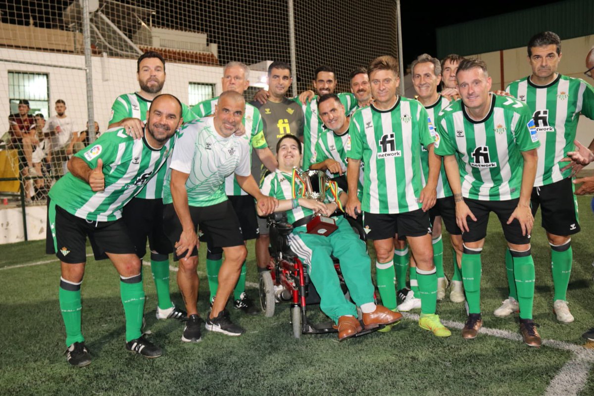 Nuestra última parada deportiva fue en Los Morales, una jornada de fútbol, amistad y solidaridad 🙌🏻
exjugadoresdelrealbetis.es/el-xxxiii-trof…