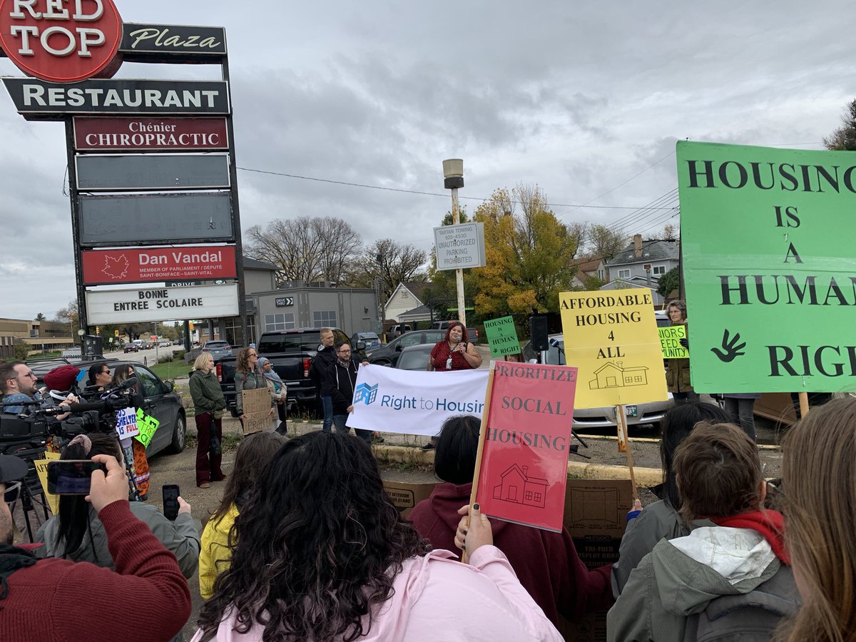 Great turnout at @R2Hwpg rally for Social Housing at <a href="/stbstvdan/">Dan Vandal</a> office. Winnipeggers are clear: <a href="/JustinTrudeau/">Justin Trudeau</a> needs to fund new social housing to end the housing crisis.