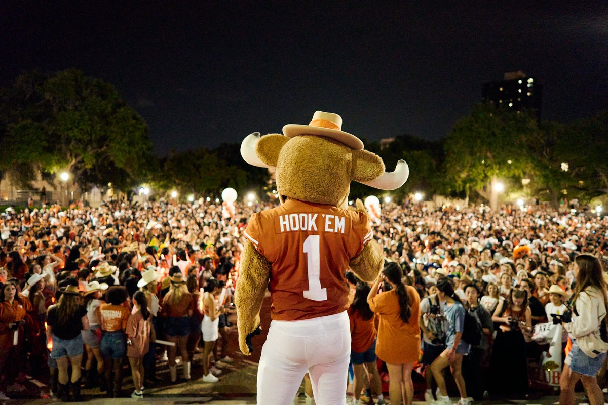 chuckjharris's tweet photo. Last night was unforgettable! Thanks to everyone who came out to the Texas Fight Rally &amp; Parade, one of my favorite @TexasExes traditions, to send @TexasFootball off to Dallas. We had a huge crowd to support our players. #hookem #BeatOU🤘 https://t.co/hykYsp2eAQ
