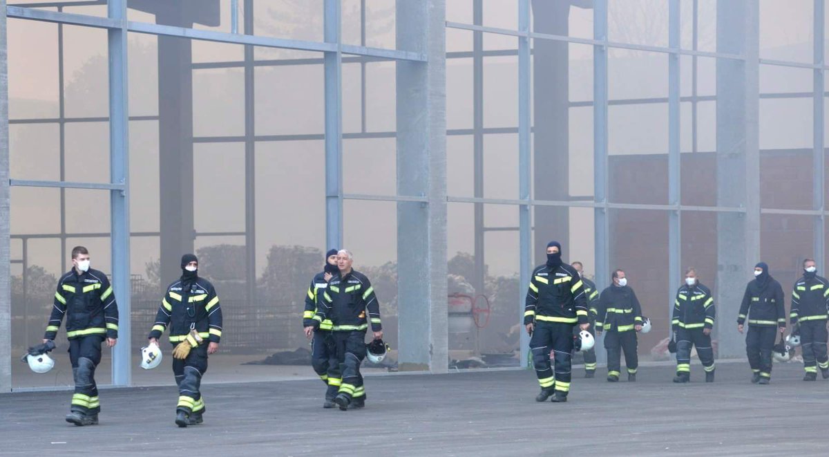 Vatrogasci, heroji, koji po cijeloj Hrvatskoj nesebično svoje zdravlje i život izlažu opasnostima kako bi zaštitili druge ljude, životinje, prirodu, imovinu. Hvala vam - je važno za reći, ali nije dovoljno. Država ove ljude mora više cijeniti ❤️
#osijek 
Izvor fotografije: sib hr