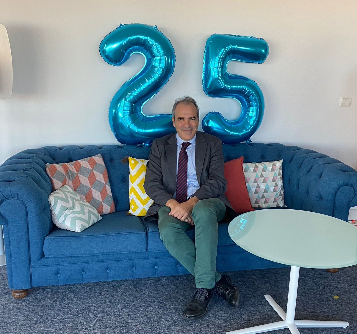 ProdwareES's tweet photo. ¡Enhorabuena por tu #25Aniversario, @ChemSanch!👏 Nos hemos reunido en las oficinas de #Madrid para celebrar con nuestro Vicepresidente Ejecutivo sus 25 años en la compañía 🤩 
25 años de crecimiento, de esfuerzo, de compromiso y de grandes éxitos. ¡Y por muchos más! 💪
#Prodware https://t.co/W4so6r9ZU8