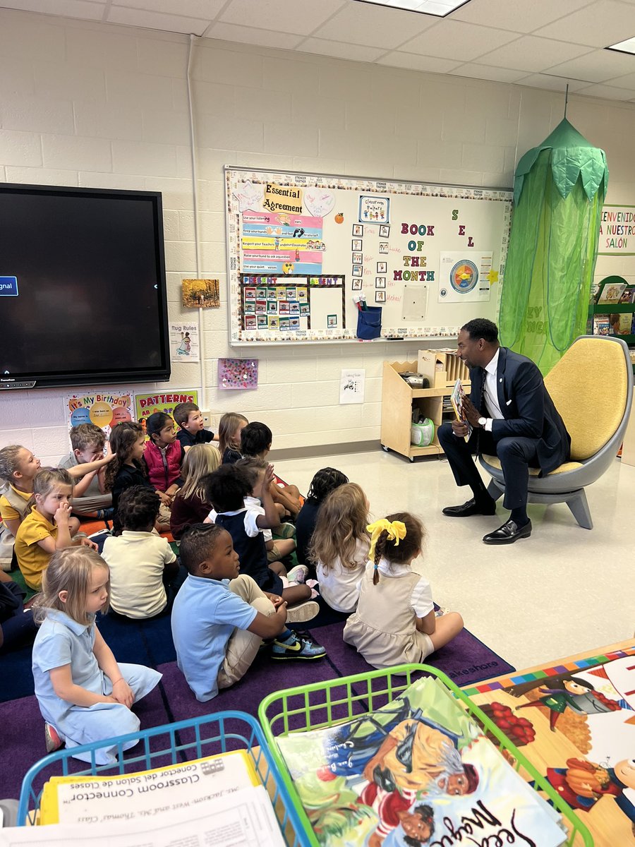 Benteenprek's tweet photo. Hurray!! Celebrating Georgia PreK Week with @andreforatlanta Atlanta’s Mayor reading to our students! @docdrewlovett @drjoyeinpearls @bridget92070 https://t.co/W7Ea1lXYf7