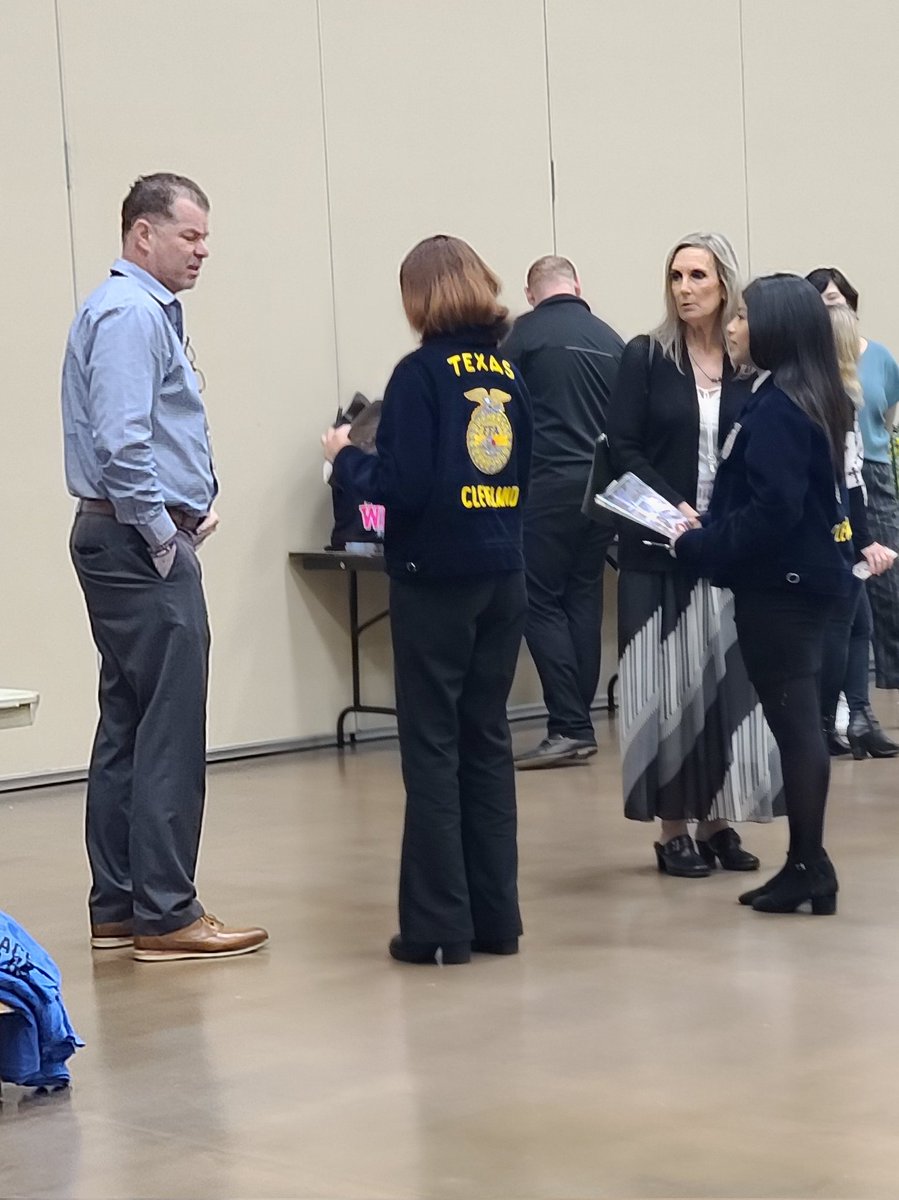 MrsKSchroeder's tweet photo. Ag Issues Team did a fantastic job today speaking to our Greater Cleveland Chamber today! Thank you for the opportunity to share our story. #TheClecelandISDWay #AgIssues #FFAntastic @ClevelandISDTX @CHS_CISD @ClevelandISDCTE https://t.co/gn3mCIiXJz