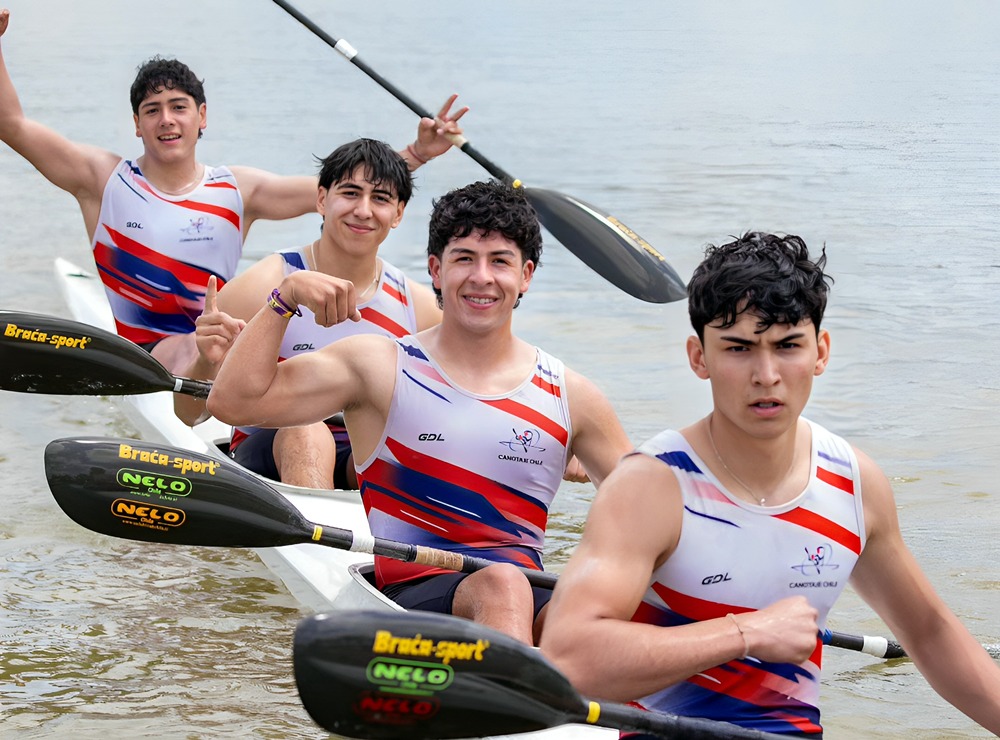 universal_chile's tweet photo. 🔴 AHORA |#Nueva Imperial: Con 6 Medallas de Oro, 9 Medallas de Plata y 8 Medallas de Bronce regresaron los deportistas del Club de Canoas y Kayaks quienes representaron a Chile en el Campeonato Sudamericano de la especialidad en la ciudad de Lagoa Santa en Brasil https://t.co/NwBP0ozaCZ