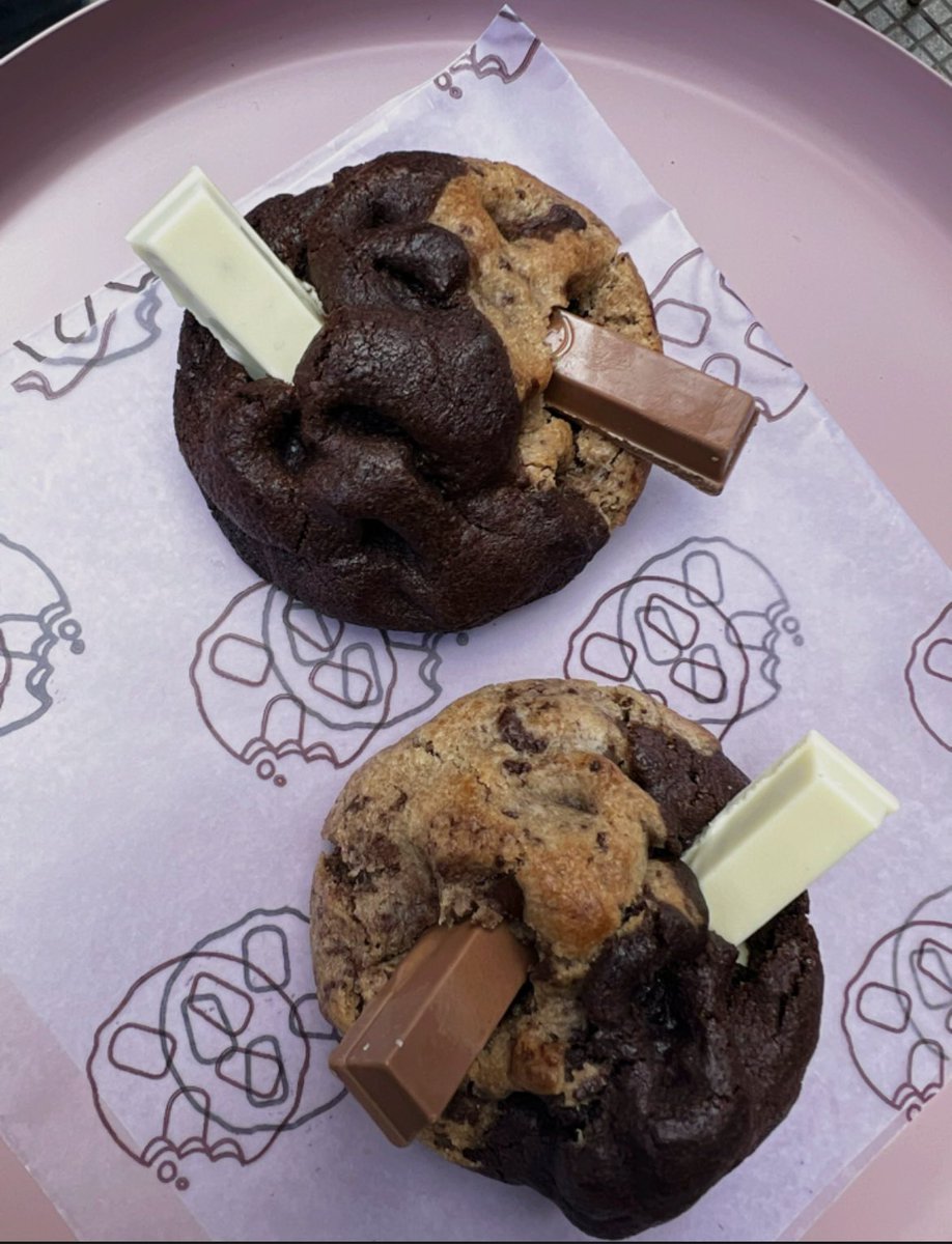brownieplanet1's tweet photo. Nuevo mes, nueva cookie y nuevas ganas de compartir #cookie #kitkat https://t.co/NJrIkza7Zv