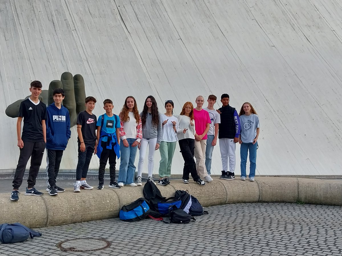 IjcLh76's tweet photo. Bel après-midi de promenade culturelle autour du très riche patrimoine havrais pour nos collégiens espagnols de Santander  dans le cadre de notre projet #Erasmus+: découverte et visite du Muma, de l'église Saint Joseph et de la bibliothèque Niemeyer. https://t.co/xnsyQIw4Wg