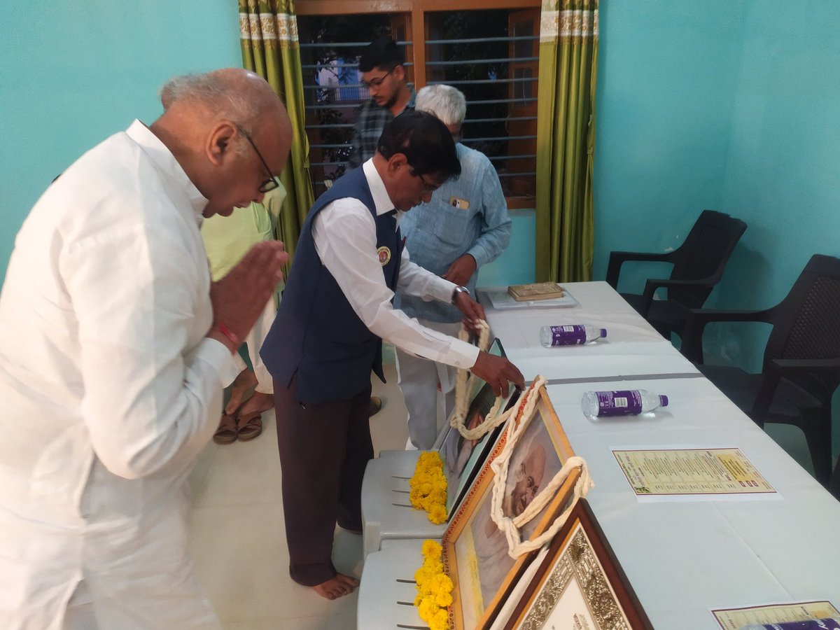 YuvakKrantiDal's tweet photo. राष्ट्रपिता महात्मा गांधी सप्ताहातील ५ दिवशी महात्मा गांधी, विनोबा आणि ग्रामीण अर्थव्यवस्थ��� या विषयावर व्याख्यान झाले. महात्मा गांधी भवन, छ. संभाजीनगर  येथील कार्यक्रमात शेतकरी नेते विजय जावंधिया यांनी आपले विचार मांडले आणि कार्यक्रमाचा अध्यक्षीय समारोप भीमराव बनसोड यांनी केले. https://t.co/jHm8oOLfbk