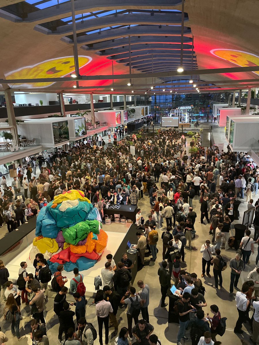 roxannevarza's tweet image. If this is 7:40pm what happens at 10? 😱😱😱😱