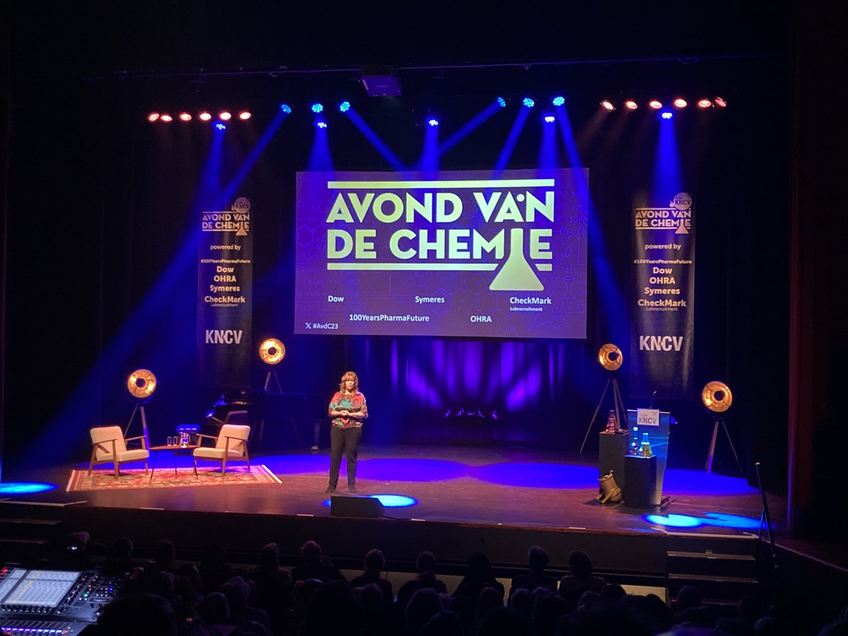 Een volle zaal bij de avond van de chemie #avdc23 #datisoss #kncv #100ypf