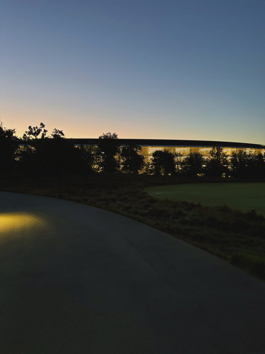 Been working out every day at 5:30AM for the past month now and this view afterwards never disappoints. #ApplePark