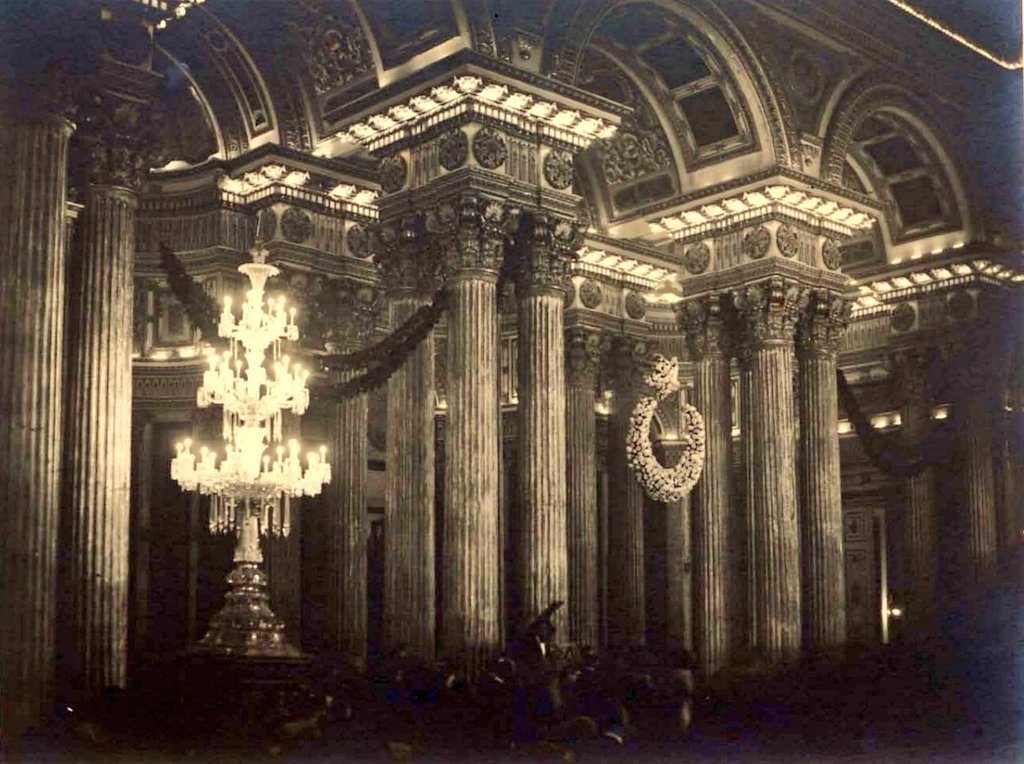 Türkiye Cumhuriyeti'nin 10. yıl kutlamalarına katılan Sovyet heyeti için Dolmabahçe Sarayı'nın Muayede Salonu'na yapılan Orak Çekiç ve Ay Yıldız süslemeleri.