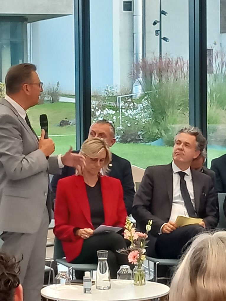 CMA_HdF's tweet photo. Ce soir la #CMAHdF Antenne d’Arras accueille @Ecologie_Gouv pour son Tour de France de l’écologie avec une conférence sur la transition écologique animée par @ChristopheBechu et @AgnesRunacher et en présence de @FLeturque ♻️ https://t.co/UiZ0tVxSFN