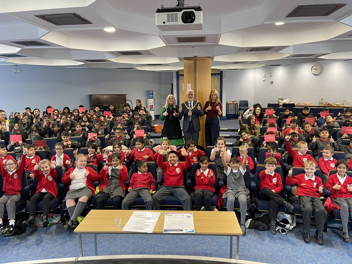 ChristiGabbitas's tweet image. Huge thanks to Danielle Tudor for teaching children to sign (BSL) the first line of my poem at our festival. @ChildrensLFests @BwDLibraries Special thanks to @BwDMayor for all his support. #LibrariesWeek #NationalPoetryDay2023