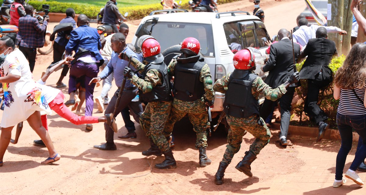 RSF_inter's tweet photo. #Uganda : RSF condemns this morning's brutal attack by 🇺🇬security forces on journalists covering the return of political opponent @HEBobiwine at Entebbe airport &amp; the arrest of at least 14 of them - released since. Journalists must be able to do their job freely and safely. https://t.co/tOLeenJK36