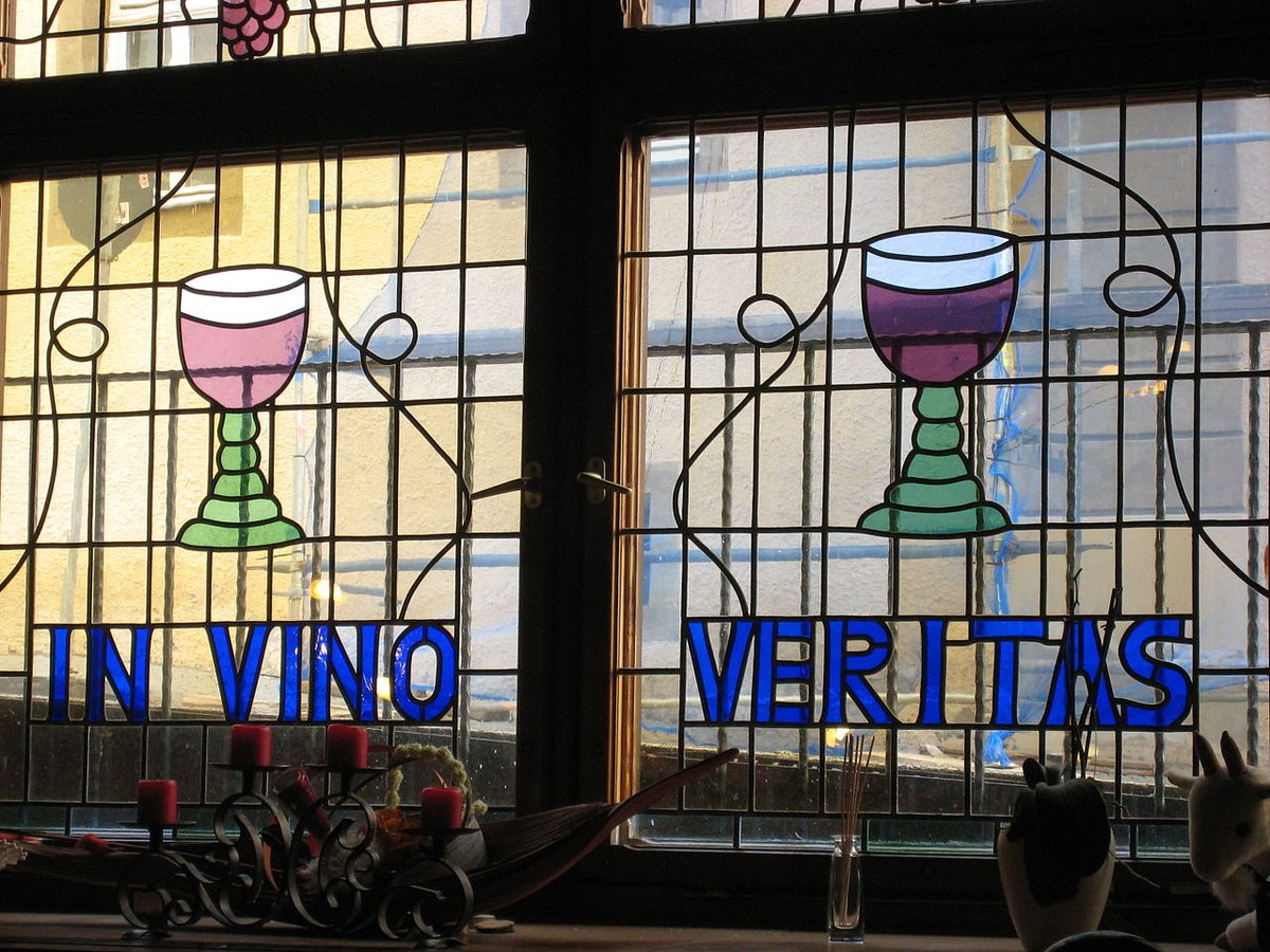 IENouwen's tweet photo. Glas in lood café ’t Hemelrijk.

Plinius: Volgoque veritas iam attributa vino est. https://t.co/g7pP9MsSGU