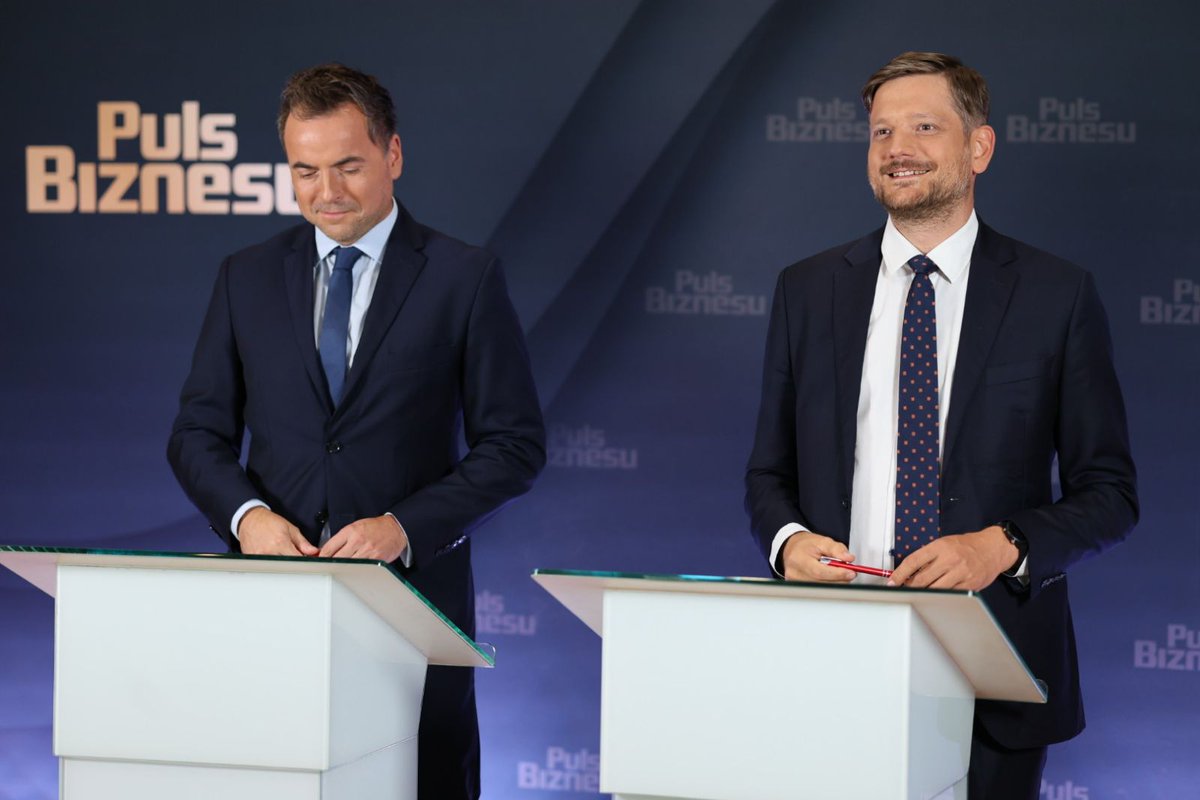 puls_biznesu's tweet photo. Dobry wieczór! Startujemy z gospodarczą debatą wyborczą, którą możecie Państwo obejrzeć na stronie https://t.co/NfGo84Sg4F, naszym Fb oraz Lkdn. Politycy odpowiedzą na pytania dotyczące polityki mieszkaniowej, podatków, energetyki, rynku pracy i inwestycji. Zapraszamy! #DebataPB https://t.co/CtGU2sptQl