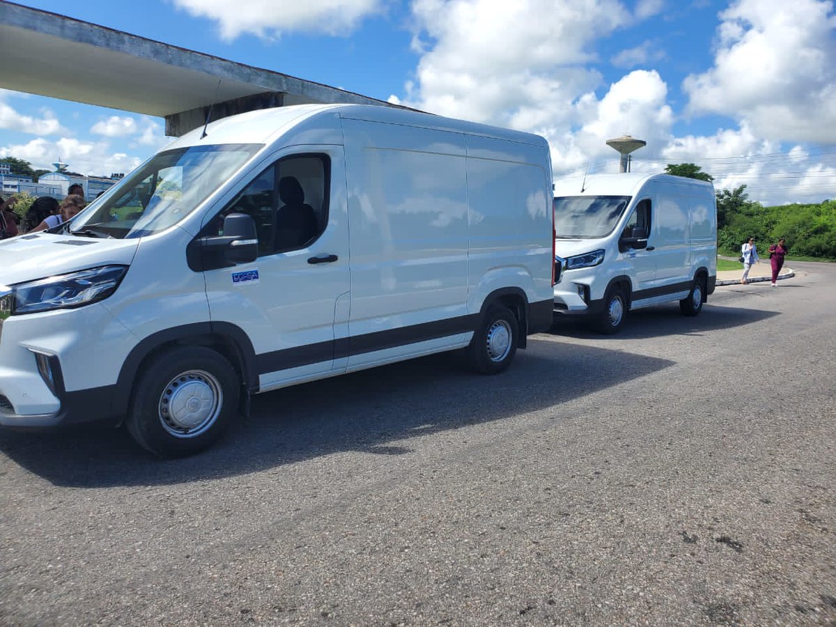 ECASAVaradero's tweet photo. ✈🚐 El #aeropuertovra  en medio de la situación energética brinda su apoyo solidario con los vehículos eléctricos en la transportación de pasajeros en la ciudad de #Matanzas330, la #LaFamiliaTransportista presente en cada tarea. 🇨🇺✈ #MatancerosEnVictoria
#RevolucionCubana https://t.co/IdxwIvK2TP