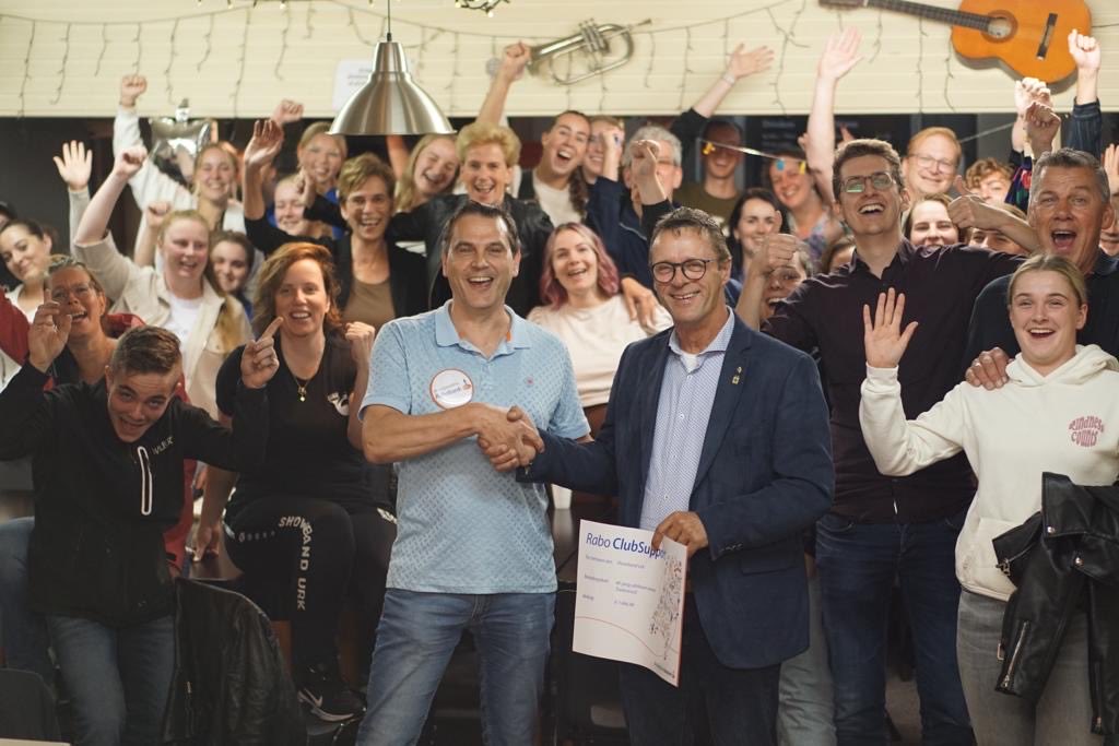 Wat is er leuker dan iets krijgen…Iets weggeven!!
Namens de Rabobank mocht ik een cheque met een mooi bedrag uitreiken aandelen Showband Urk
Laat dat 40 jarig jubileum maar komen
#RaboClubSupport23
#ShowbandUrk