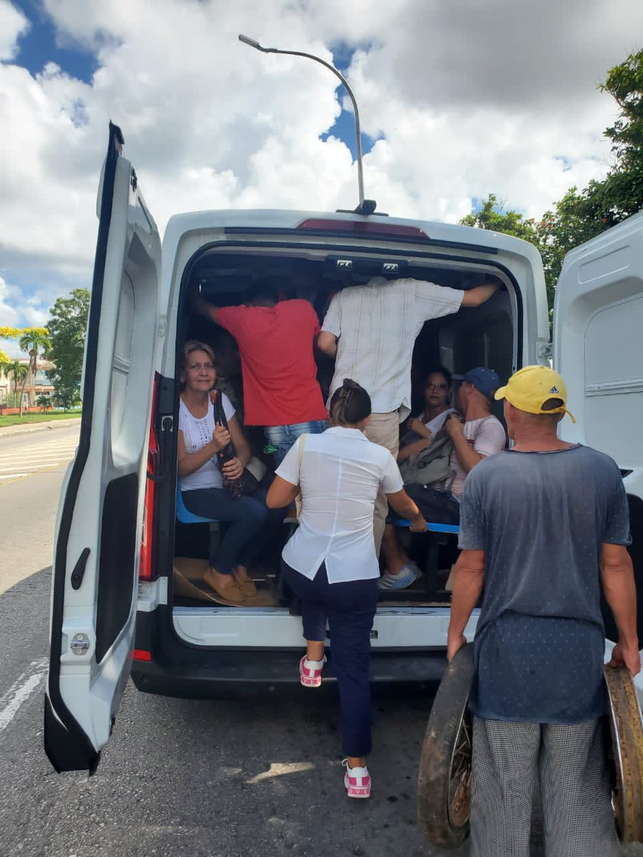 ECASAVaradero's tweet photo. ✈🚐 El #aeropuertovra  en medio de la situación energética brinda su apoyo solidario con los vehículos eléctricos en la transportación de pasajeros en la ciudad de #Matanzas330, la #LaFamiliaTransportista presente en cada tarea. 🇨🇺✈ #MatancerosEnVictoria
#RevolucionCubana https://t.co/IdxwIvK2TP