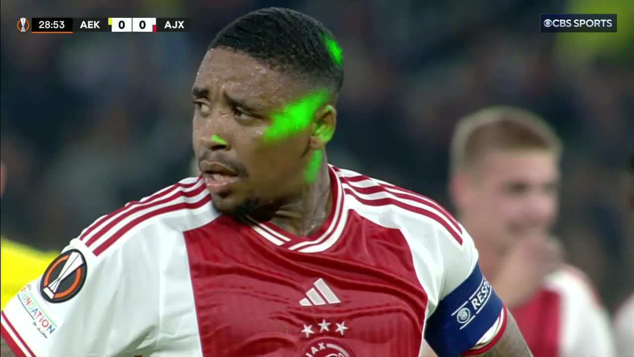 AEK Athens fans pointed lasers at Steven Bergwijn as he took his penalty... He still scored. 💪
