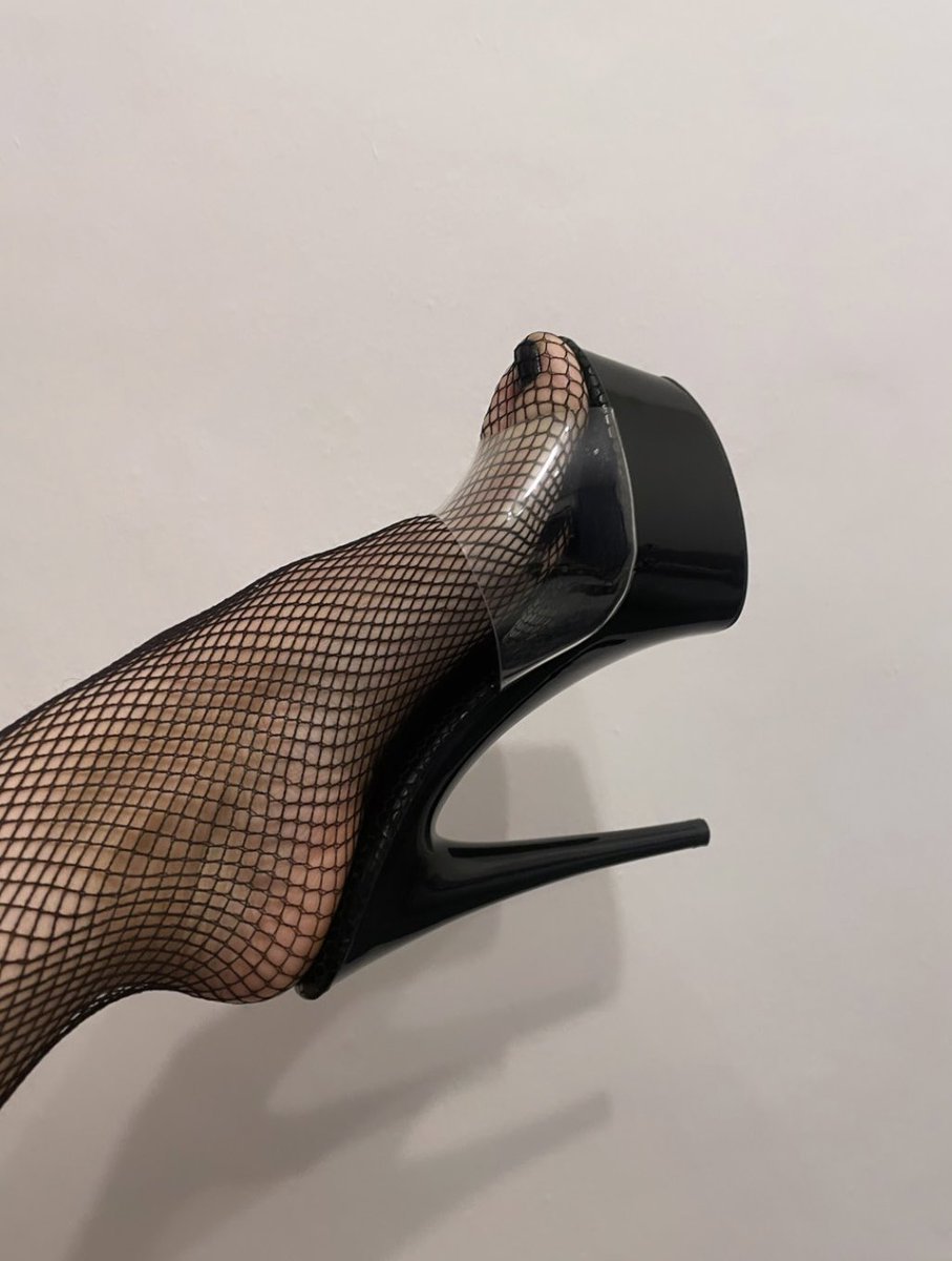 PaniSarafindom's tweet photo. No i na co czekasz frajerze? 
Melduj się w tej chwili! 🤑
#feet #feet_lover #feetcontent #highheels #fimdom #femdom https://t.co/UBBZCGW54k