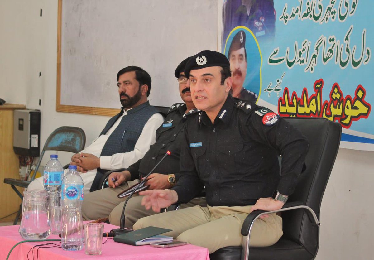 KP_Police1's tweet photo. ڈی پی او مانسہرہ ظہور باب�� آفریدی کا عوام کے مسائل سننے کےلئے کھلی کچہریوں کا سلسلہ جاری۔
کھلی کچہری میں منتخب عوامی نمائندوں، تاجروں سمیت مختلف مکاتب فکر سے تعلق رکھنے والے افراد نے شرکت کی، شکایات کےفوری حل کیلئے ڈی پی او مانسہرہ نےموقع پر موجود پولیس افسران کو ہدایات جاری کی۔ https://t.co/l7QiYJXZOS