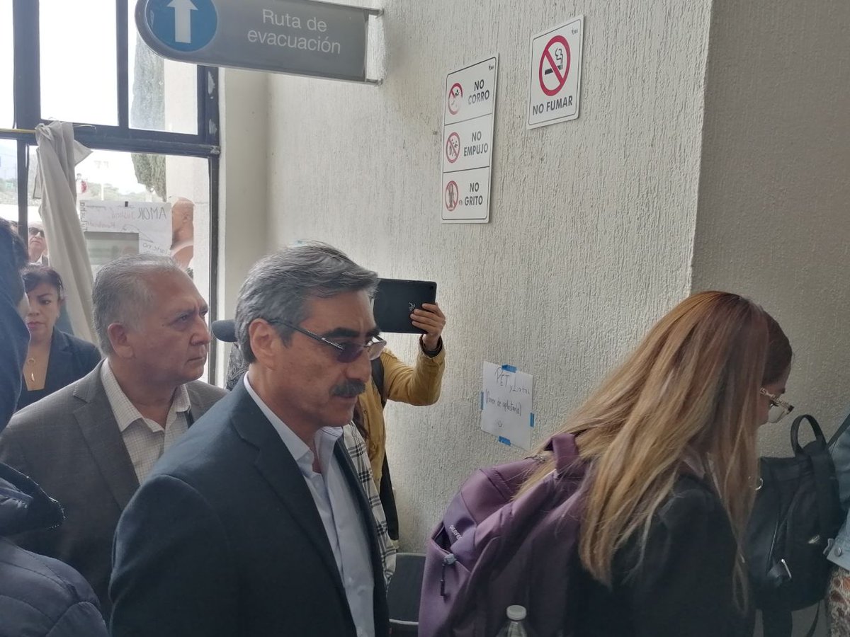 CentralHidalgo1's tweet photo. #VIDEO📱Llega el rector #OctavioCastilloAcosta acompañado de demás directivos al #ICSHu para la mesa de negociación con los voceros del #movimientoestudiantil. https://t.co/i7xZ2xtSwn